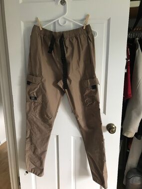 Men’s ESNTLS cargo pants size L